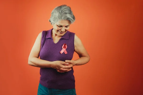 Mulher Madura Com Fita Rosa Camiseta Roxa Isolada Para Campanha — Fotografia de Stock