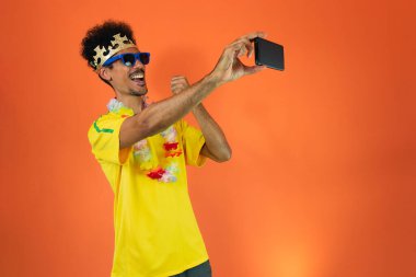 Brezilyalı Oyuncu- Siyah Adam Sarı tişörtlü Kutlama