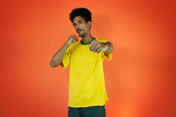 Braziliaanse Speler Zwarte Man Viert Feest Met Geel Shirt Geïsoleerd — Stockfoto