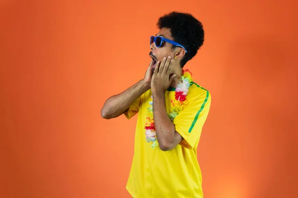 Jogador Brasileiro Homem Negro Comemorando Com Camiseta Amarela Isolada — Fotografia de Stock