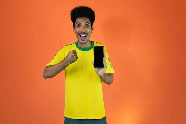 Jugador Brasileño Hombre Negro Celebrando Con Camiseta Amarilla Aislada —  Fotos de Stock