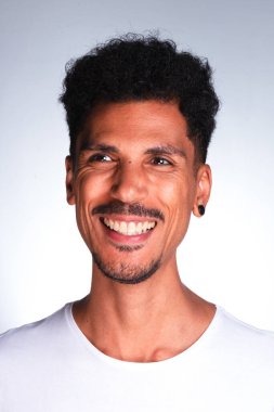 Otantik Portre - Beyaz Gömlekli Yakışıklı Siyah Adam İfade Veriyor