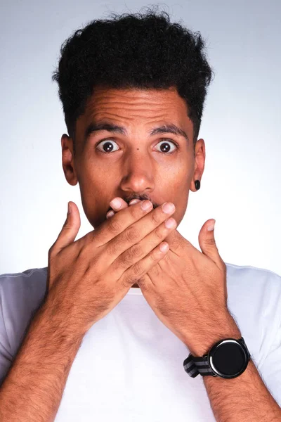 Retrato Auténtico Hombre Negro Guapo Haciendo Expresiones Con Camisa Blanca — Foto de Stock