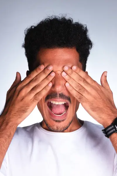 Retrato Auténtico Hombre Negro Guapo Haciendo Expresiones Con Camisa Blanca — Foto de Stock