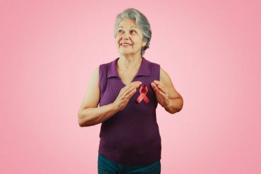 Pembe Kurdeleli Olgun Kadın Ayır