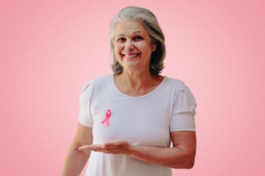 Pembe Kurdeleli Olgun Kadın Ayır