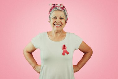 Pembe Kurdeleli Olgun Kadın Ayır