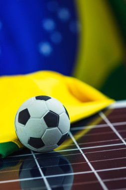 Futbol topu ve Brezilya Bayrağı Photovoltaic Solar Paneli üzerinde. Dünya Kupası ve Teknoloji Konsepti