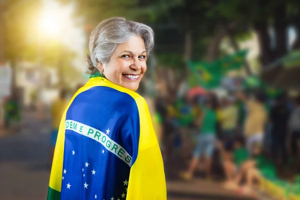 Mulher Sênior Com Bandeira Brasil Bokeh Antecedentes Torcendo Pelo Brasil — Fotografia de Stock