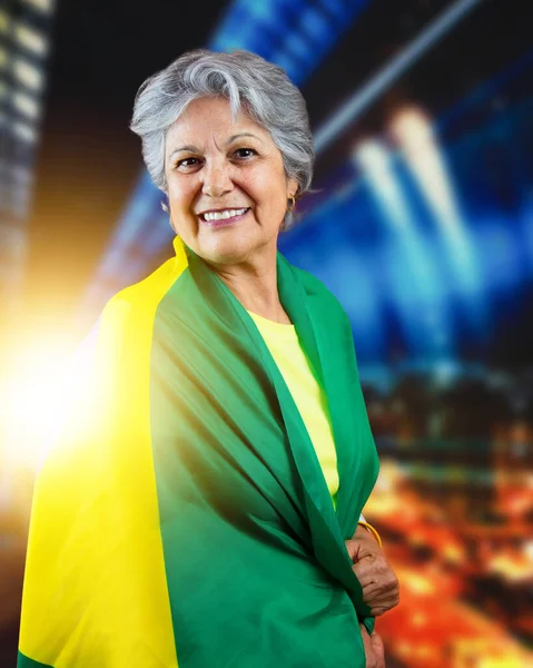 Femme Âgée Avec Drapeau Brésil Sur Fond Bokeh Acclamant Pour — Photo