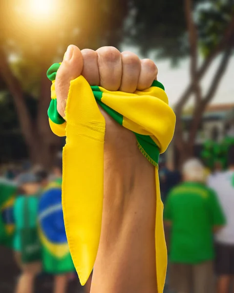 Збереження Зелених Жовтих Стрічок Бразильського Прапора Ізольовано Задньому Плані Міста — стокове фото