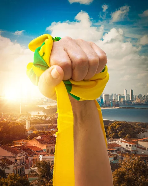 브라질 국기를 노란색 리본으로 배경에 — 스톡 사진