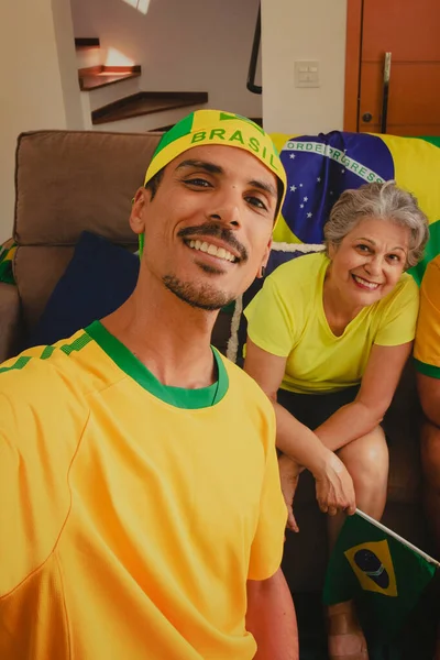 Brazil Mixed Race Family Ünnepeljük Kupát Nappaliban Nézi Focimeccset — Stock Fotó