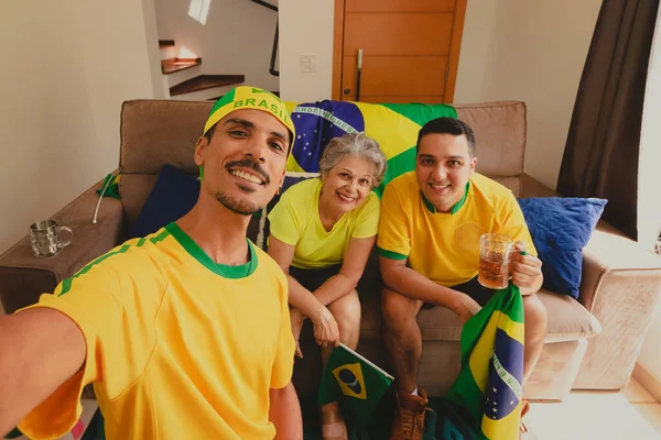 브라질 거실에서 경기를 기념하다 — 스톡 사진