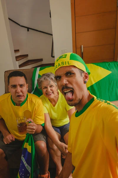 Família Brasileira Raça Mista Comemorando Taça Sala Assistindo Jogo Futebol — Fotografia de Stock