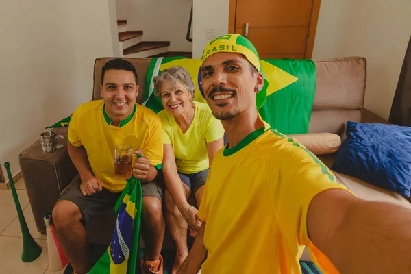 Brazil Mixed Race Family Ünnepeljük Kupát Nappaliban Nézi Focimeccset — Stock Fotó