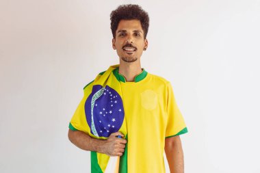 Futbol Takımı tişörtlü Brezilyalı Siyah Adam hayranı beyazın üzerinde izole edildi. Kupayı Kutlayan Bayrağlı Spor Hayranı.