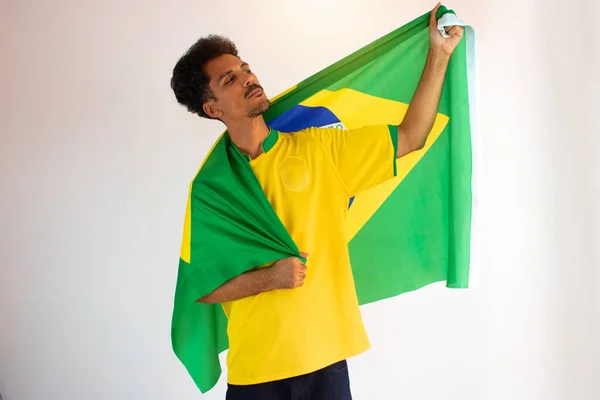 Brazylijski Fan Black Man Koszulą Drużyny Piłkarskiej Białym Tle Fan — Zdjęcie stockowe