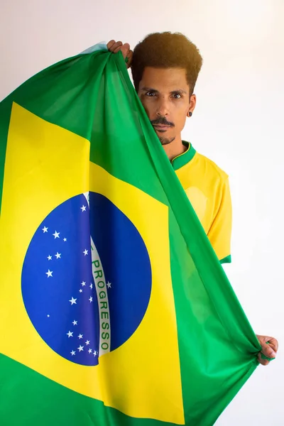 巴西黑人球迷与足球队球衣隔离在白色 举旗体育爱好者庆祝世界杯 — 图库照片