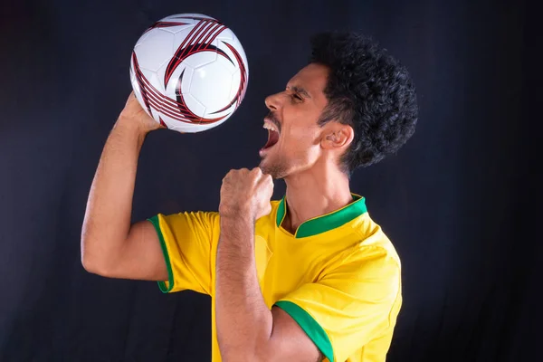 Braziliaanse Voetbal Zwarte Speler Holding Ball Vieren Geïsoleerd Zwarte Achtergrond — Stockfoto