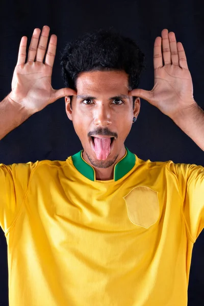 Jugador Brasileño Fútbol Negro Celebrando Aislado Sobre Fondo Negro — Foto de Stock