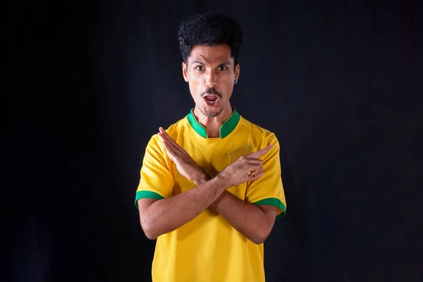 Jugador Brasileño Fútbol Negro Celebrando Aislado Sobre Fondo Negro —  Fotos de Stock