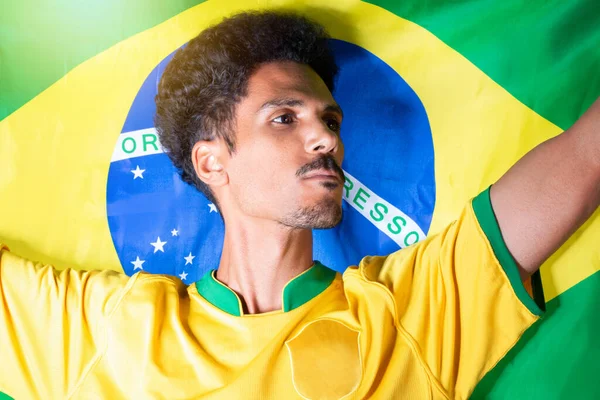 Βραζιλιάνος Οπαδός Του Ποδοσφαίρου Μαύρος Άνδρας Κρατώντας Σημαία Βραζιλίας Πίσω — Φωτογραφία Αρχείου