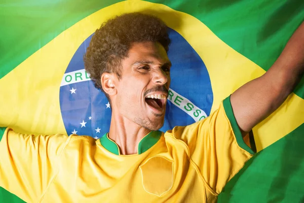 Brazil Labdarúgó Rajongó Black Man Holding Brazil Zászló Mögött Ünneplő — Stock Fotó