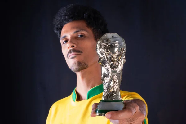 Braziliaanse Voetbal Zwarte Speler Holding Winnaar Trofee Vieren Geïsoleerd Zwarte — Stockfoto