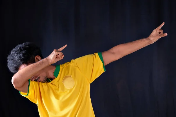 黒の背景に隔離されたブラジルのサッカーブラックプレーヤーを祝う — ストック写真