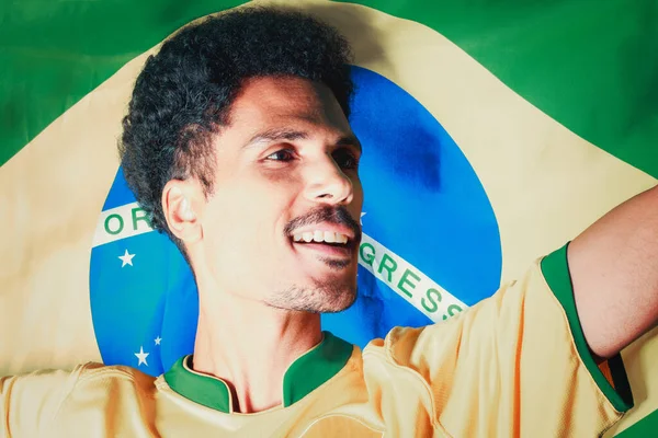Βραζιλιάνος Οπαδός Του Ποδοσφαίρου Μαύρος Άνδρας Κρατώντας Σημαία Βραζιλίας Πίσω — Φωτογραφία Αρχείου