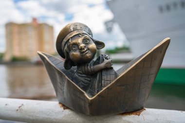 Kaliningrad, Rusya - 14 Mayıs 2021: Teknenin içindeki küçük homlin çocuk heykeli