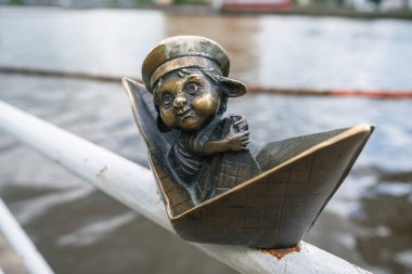Kaliningrad, Rusya - 14 Mayıs 2021: Kağıt kayıktaki Homlin çocuk küçük bronz heykel