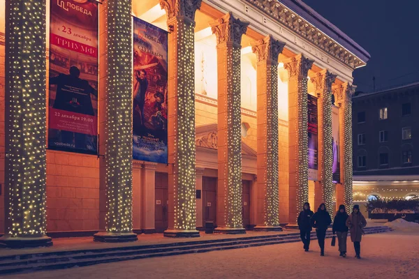 2021年12月18日 俄罗斯Novosibirsk 晚上装饰和照明波贝达电影院的立面 — 图库照片