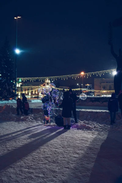 Nowosibirsk Russland Dezember 2021 Saisonverkäufer Freien Verkauft Beleuchtete Ballons — Stockfoto