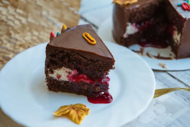 Çikolatalı pasta diliminin beyaz tabakta yakın görüntüsü