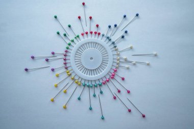 Yuvarlak diyagramın soyut temsili beyaz arkaplandaki iğnelerle