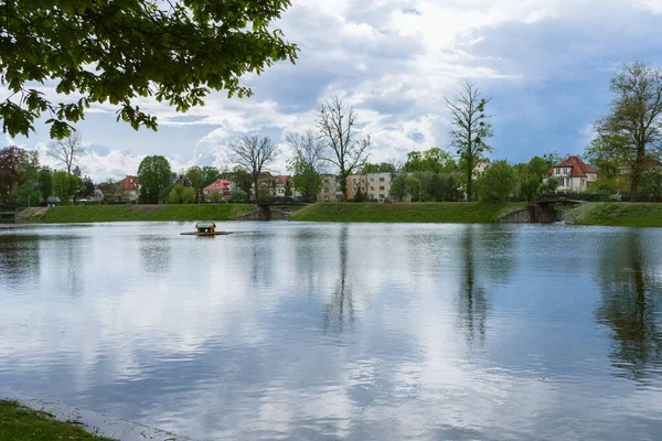 Krásný Rybník Kaliningradu Domy Kolem Něj Ponurý Jarní Den — Stock fotografie