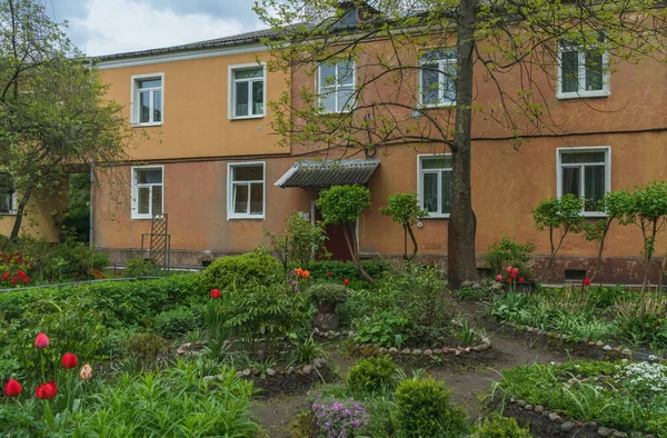 Pretty Garden Front Storey House Kaliningrad Glooomy Spring Day — Stok fotoğraf