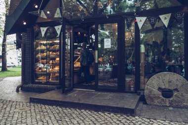 Kaliningrad, Rusya - 16 Mayıs 2021: İnsanların alışveriş yaptığı modern pastanenin dışı