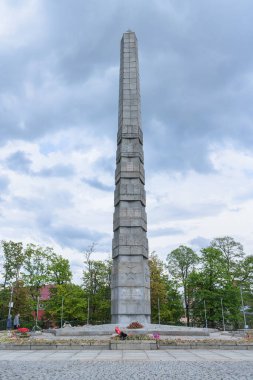 Kaliningrad, Rusya - 16 Mayıs 2021: Obelisk bulutlu bahar gününde 1200 muhafız