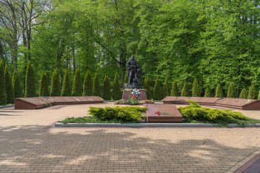 Kaliningrad, Rusya - 16 Mayıs 2021: Güneşli bir günde Zafer Parkı 'ndaki izci savaşçılarının anısına