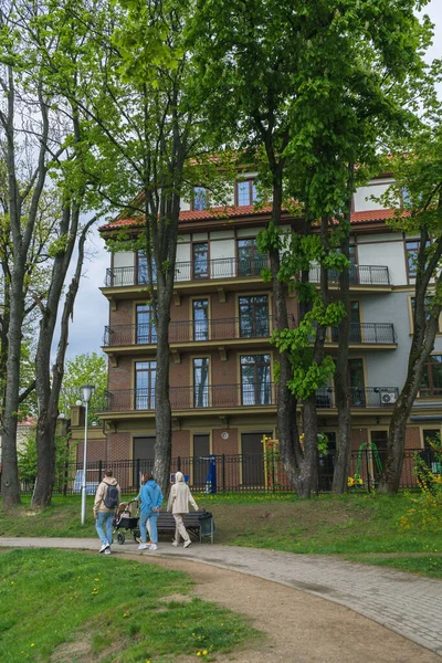 Kaliningrad Russland Mai 2021 Familienspaziergang Einem Trüben Frühlingstag Kleinen Park — Stockfoto