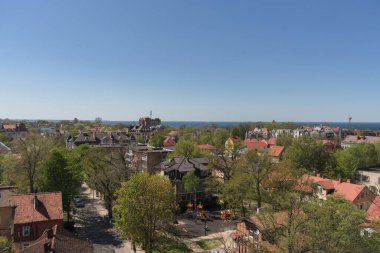 Güneşli bahar gününde yukarıdan Zelenogradsk şehir manzarası