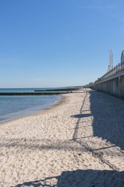 Zelenogradsk, Rusya - 11 Mayıs 2021: Güneşli bir günde Baltık sahilinin beyaz kumu