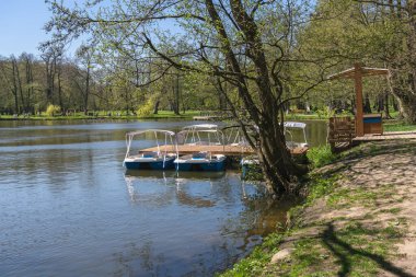 Zelenogradsk, Rusya - 11 Mayıs 2021: Güneşli bir günde şehir parkındaki katamaran istasyonu