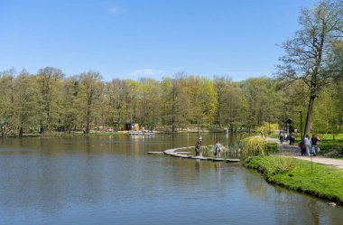 Zelenogradsk, Rusya - 11 Mayıs 2021: Güneşli bahar gününde şehir parkının manzarası