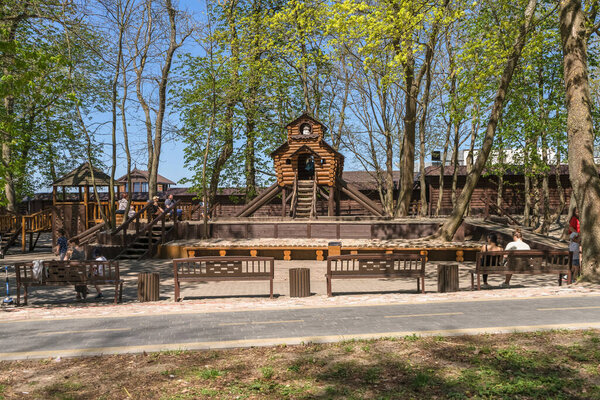 Зеленоградск, Россия - 11 мая 2021 года: детская площадка в городском парке в солнечный теплый весенний день