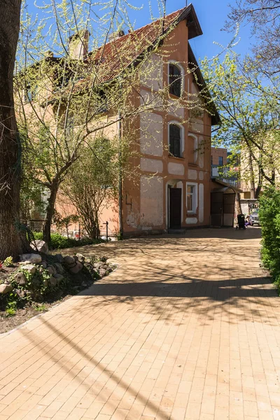 Zelenogradsk Russia May 2021 Footpath Old Storey Apartment Building Sunny — Stock Photo, Image