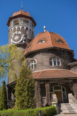 Svetlogorsk, Rusya - 11 Mayıs 2021: 1908 'de ilkbaharda inşa edilen sanatoryum binasının girişi